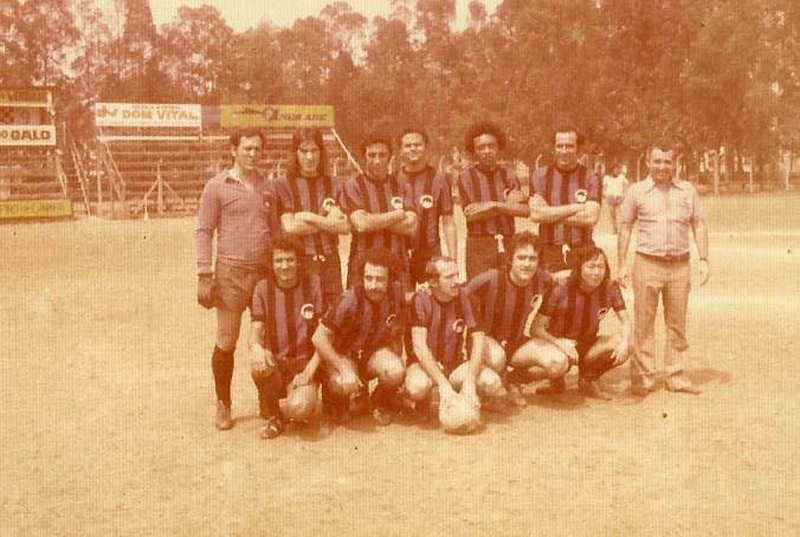No campo do CMTC Clube, do icônico `Desafio ao Galo´, time de jornalistas nos anos 70. O goleiro, primeiro em pé da esquerda para a direita é Joseval Peixoto. O último em pé é o saudoso Manoel Jaime. O segundo agachado, da esquerda para a direita é Odalvo Menezes e o último é Ito. Foto enviada por Odalvo Menezes
