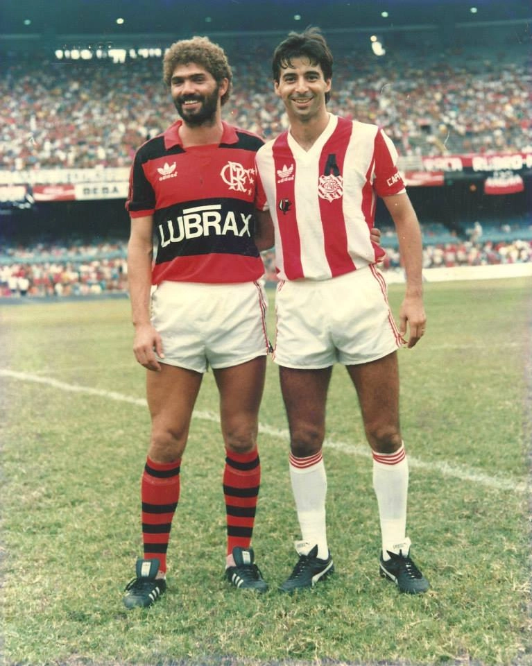 No Maracanã, em 1986, confronto entre o Flamengo de Kita e o Bangu de Mauro Galvão. Eles foram companheiros de time no Inter-RS, entre 1984 e 1985. Foto: arquivo pessoal de Mauro Galvão