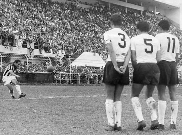 Foto do começo dos anos 60, Pepe batendo falta conta o Corinthians. O camisa 3 é o Edvaldo, o 5 é Mauro e o 11 é o Ferreirinha.