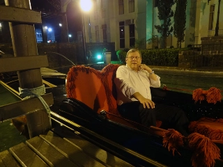 O jornalista em uma gôndola italiana original em Nova Veneza. Foto: Mhanoel Mendes