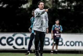 Fernando Diniz orienta seu grupo no CT Rei Pelé. Foto: Divulgação/Santos F.C