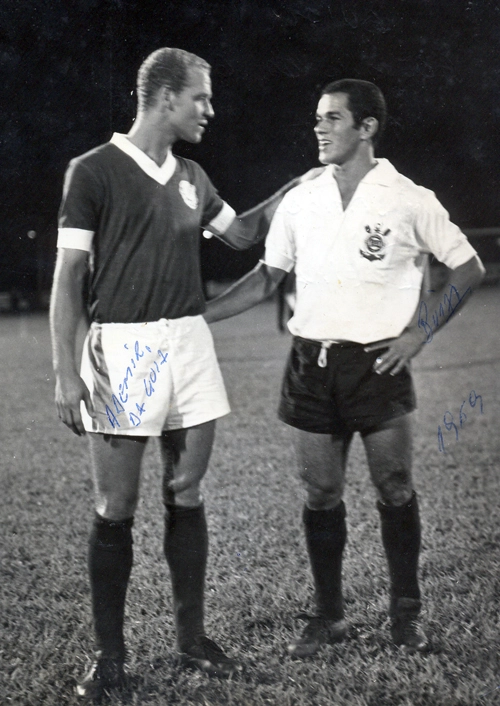 Ademir da Guia em campo em dia de clássico contra o Corinthians em 1969. Ao seu lado, Buião. Foto: Sarkis