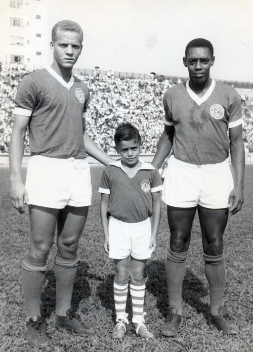 Ademir da Guia, à esquerda, ao lado do saudoso Nilo no estádio Palestra Itália. A foto do querido Sarkis é de 1963