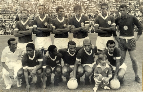 Foto do time palmeirense que conquistou o primeiro troféu Ramon de Carranza, em 1969. O Palmeiras enfrentou primeiro o Atlético de Madri, no dia 30 de agosto, e ficou no empate por 1 a 1 (gol de Cardoso, para o Palmeiras, e Garate, para o time espanhol). Nos pênaltis, o alviverde comandado por Rubens Minelli venceu por 3 a 2 e o herói foi o goleiro Chicão, que defendeu quatro penalidades. Na final, no dia 31 de agosto, o Palmeiras bateu o Real Madrid por 2 a 0, gols de Zé Carlos e Dé. Acima, em foto um pouco prejudicada pelos anos, em pé: Eurico, Minuca, Zé Carlos, Baldochi, Dé e Chicão. Agachados: massagista Osmar, Copeu, Jaime, Cardoso, Ademir da Guia e Serginho.
