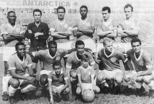 Neste Palmeiras dos anos 60, estão em pé: Djalma Santos, Valdir, Carabina, Djalma Dias, Dudu e Ferrari. Agachados: Germano, Ademar Pantera, Servílio, Ademir da Guia e Rinaldo