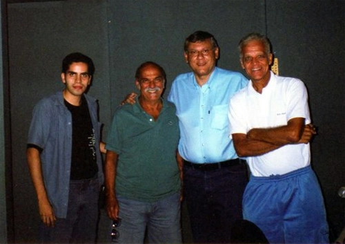 Nos estúdios da Jovem Pan vemos, da esquerda para a direita, Fredy Junior, Lima Duarte, Milton Neves e Ademir da Guia.