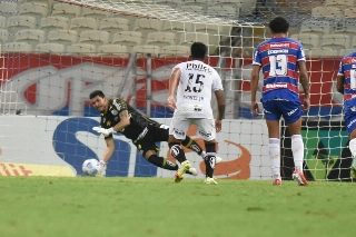 João Paulo tem brilhado com a camisa do Peixe e defendeu um pênalti contra o Fortaleza. Foto: Ivan Storti/Santos FC