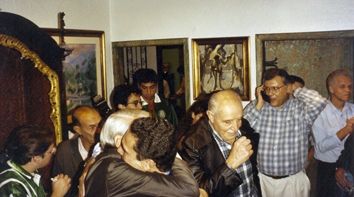 Em festa logo após a conquista do Paulistão de 96, que representou o fim da fila alviverde, o palmeirense Joelmir Beting abraça o técnico Luxemburgo. O ex-meio-campista Waldemar Fiúme (careca, à esquerda), o ex-goleiro Fábio Crippa (de jaqueta preta), o jornalista Milton Neves (ao telefone) e o Divino Ademir da Guia (à direita) também estavam lá.