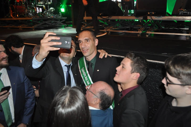 Com fãs, em 26 de agosto de 2016, no Espaço das Américas, homenageado na festa de 102 anos do Palmeiras. Foto: Marcos Júnior Micheletti/Portal TT