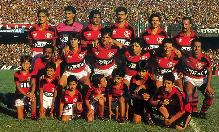 Formação do Flamengo de 1990 em dia de clássico contra o Vasco no Maracanã. Em pé Leandro, Zé Carlos, André Cruz, Fernando, Leonardo e Júnior; agachados Luís Carlos, Gaúcho, Renato Gaúcho, Edu Marangon e Aílton