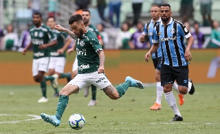 Peixe estaria interessado na contratação do meia do Palmeiras. Foto: Cesar Greco