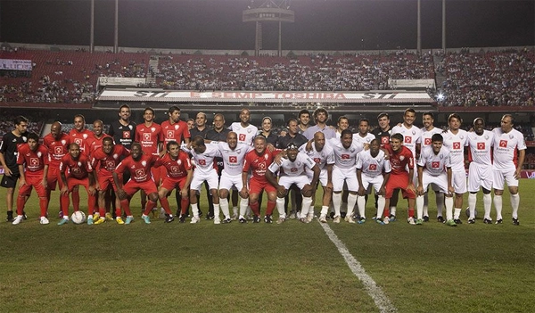 Em pé, da esquerda para a direita, Tadeu, Marcos Assunção, não reconhecido, Emerson Sheik, Victor, Ganso, Fábio Luciano, a décima primeira é Ana Paula Oliveira, seguida por Wagner Tardelli, Ricardo Berna, Gustavo Kuerten, Correa, Ibson, Zetti, Fernando, não reconhecido, Rubens Júnior, Cláudio Adão e Juninho Fonseca. Agachados, da esquerda para a direita, Conca, Gabriel, Lucas, Wladmir, Milton Cruz, Amoroso, Sérgio Soares, Zico, Dinei, Vampeta, Amaral, André Cruz e Rodrigo.