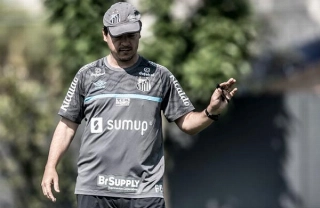 O técnico Fernando Diniz comandando treino na última quarta-feira no CT Rei Pelé. Foto: Divulgação/Santos