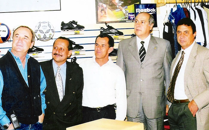 Da esquerda para a direita: Levir Culpi, carlos Murta (prefeito de Vespasiano), Buião, Romeu Queiroz (deputado estadual) e Piazza. A foto foi tirada na loja de Buião, ex-Corinthians e Atlético-PR, em Vespasiano-MG