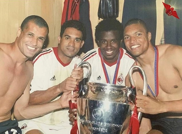 Em 2003, campeões da Liga dos Campeões, pelo Milan. Rivaldo, Serginho, Roque Júnior e Dida. Foto: arquivo pessoal de Rivaldo