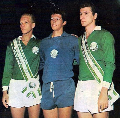 Da esquerda para a direita: Ademir da Guia, Leão e Baldocchi após receberem a faixa de campeões da Taça de Prata em 1969