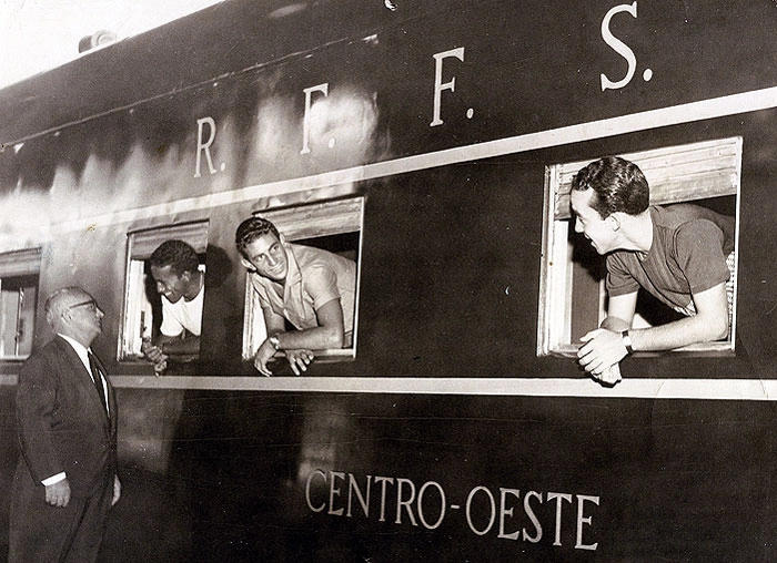 Histórica foto na estação ferroviária de Belo Horizonte. O trio de ouro da Raposa, da esquerda para a direita:
em pé, o saudoso Nicola Calichio, à época diretor-financeiro do Cruzeiro, e nas janelas estão Dirceu Lopes, Piazza e Tostão.
