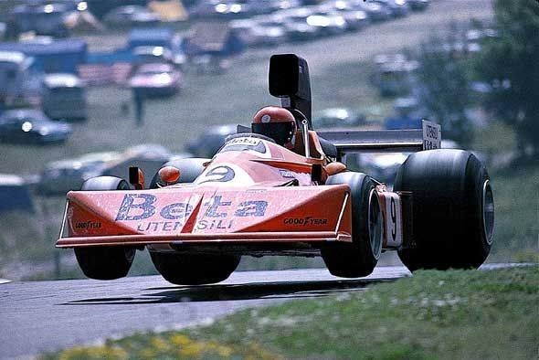 Um voo com sua March durante o GP da Alemanha de 1975, disputado no dia 1º de agosto, em Nurburgring. Brambilla largou em 11º e abandonou na terceira volta, com problema na suspensão. Foto: Divulgação