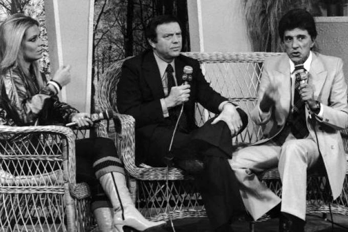 José Maria Marin, no centro, então governador de São Paulo, durante o programa `O Povo na TV´, da TVS (depois SBT), entrevistado por Cristina Rocha e Wilton Franco. Interessante notar o sofá e a poltrona, ambos de vime. Foto: DEDOC/Veja