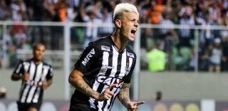 Atlético-MG faz proposta por Róger Guedes e recebe não do Palmeiras