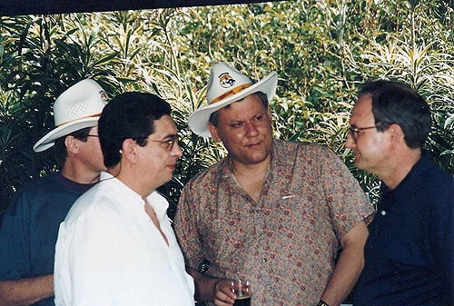 Carlos Roberto Escova, de camisa branca, no dia em que foi homenageado pelo saudoso José Nélson Schincariol, o Nersão de Itu-SP. No centro da foto, Milton Neves e depois, José Domingos Francischinelli, o Rosã