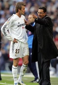 Luxa dá instruções a David Beckham como técnico do Real Madrid, em 2005