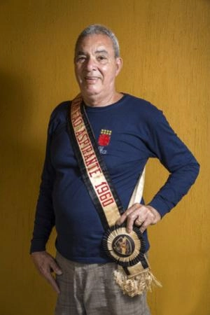 Em junho de 2018, posando com sua faixa de campeão aspirante pelo Vasco, de 1960. Foto: arquivo pessoal de Ita