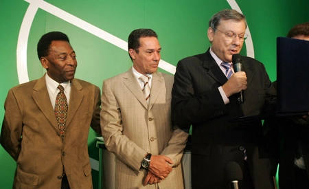 Milton Neves teve a honra de entregar prêmio a Pelé na festa de lançamento do Instituto Vanderlei Luxemburgo, no dia 1º de outubro de 2007, no Jóquei Clube de São Paulo