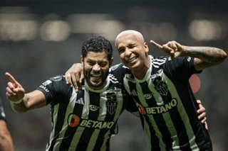 Hulk e Deyverson comemorando gol contra a equipe argentina. Foto: Pedro Souza/Atletico-MG