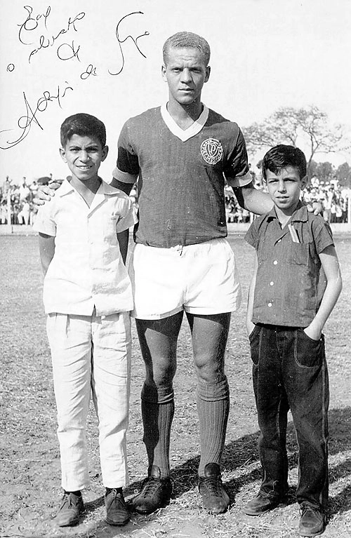 Veja Ademir da Guia ao lado de duas crianças de Fernandópolis-SP na década de 60. A foto foi enviada por Carlos Abud.