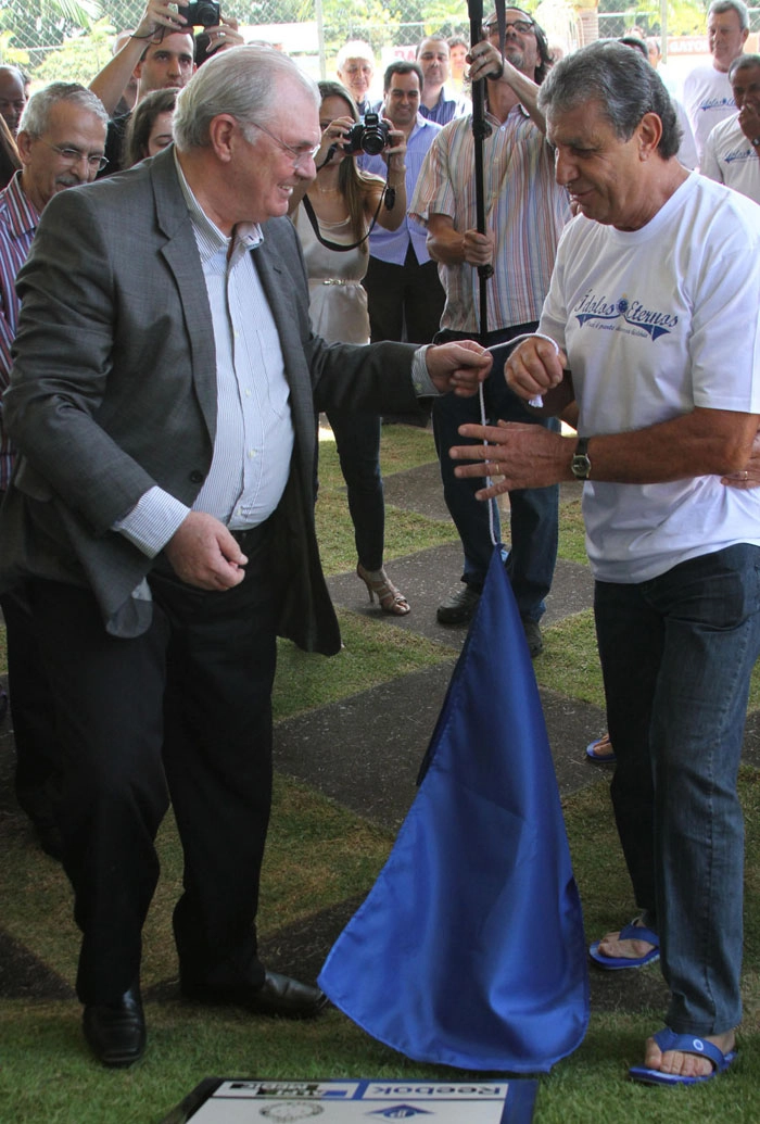 O ex-volante Wilson Piazza recebe uma homenagem do então presidente do Cruzeiro, Gilvan Tavares, por seus feitos com a camisa celeste. Foto: VIPCOMM