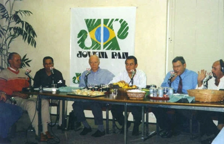 Da esquerda para a direita, na cobertura da Copa Japão/Coréia, em 2002 pela Pan: o preparador físico Moracy Santanna, Vanderlei Luxemburgo, Cláudio Carsughi, Flávio Prado, Milton Neves e Nilson César