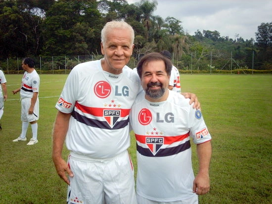 Ademir da Guia e MArco Aurélio Cunha com a camisa do São Paulo FC.