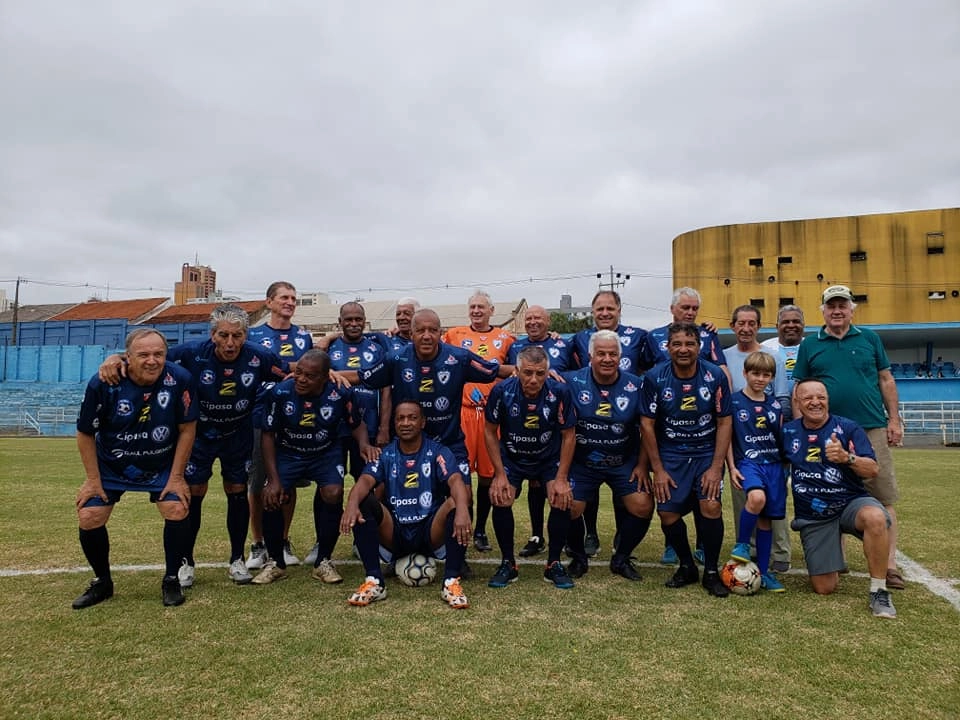 Na fila de cima o sétimo é Márcio Alcântara, na debaixo o primeiro é Xaxá e o terceiro é Paraná, durante o 5° Encontro de Veteranos do Londrina Esporte Clube, dia 8 de dezembro de 2018