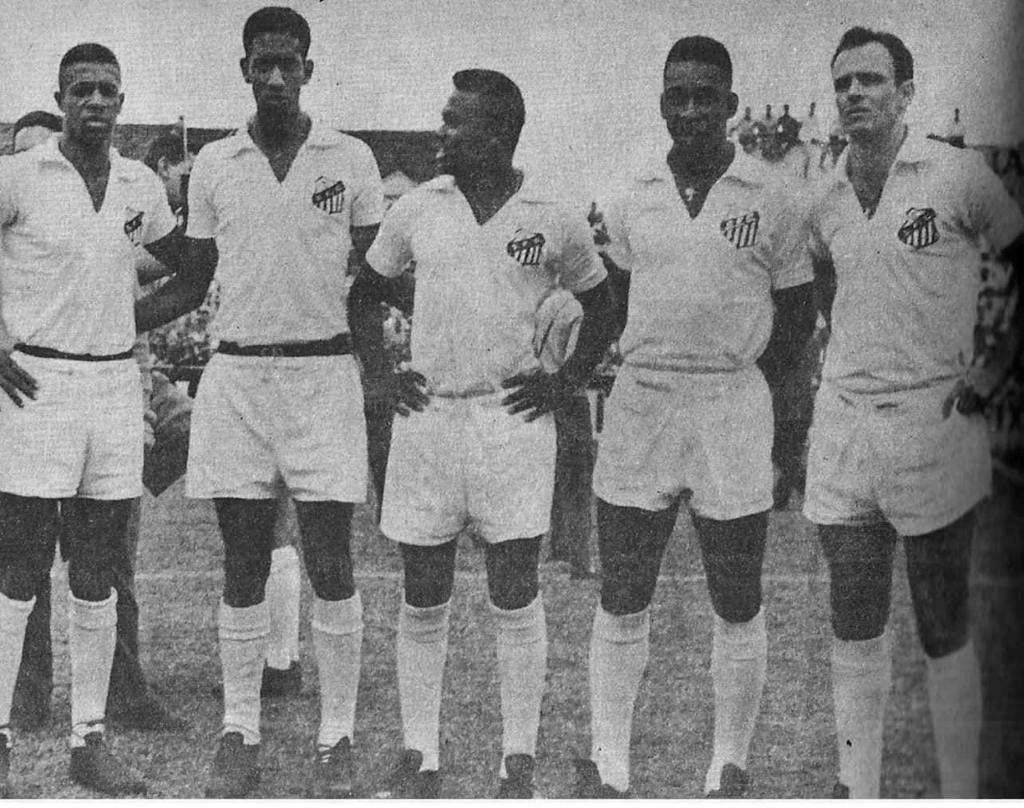 A histórica e temida linha de ataque do Santos Futebol Clube, com Dorval, Mengálvio, Coutinho, Pelé e Pepe. Foto: Reprodução