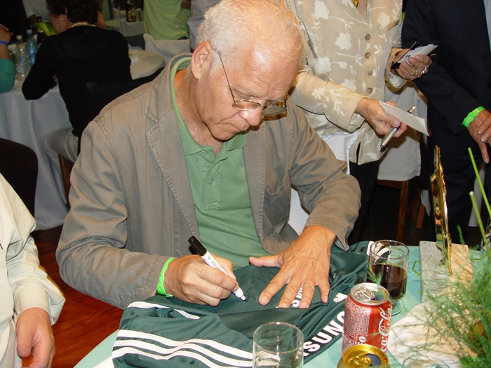 Ademir da Guia, sempre gentil, autografou inúmeras camisas