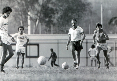 O saudoso Carlos Froner orienta treinamento com bola na Gávea, no dia 3 de fevereiro de 1976. O meia Tadeu Ricci está sem camisa. Paulinho Carioca aparece ao fundo e Vanderlei Luxemburgo, à esquerda