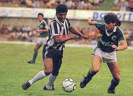 Éder Lopes, no Galo, disputa a bola com o matador-cabeludo Túlio, à época no Goiás. A foto é da revista Placar.