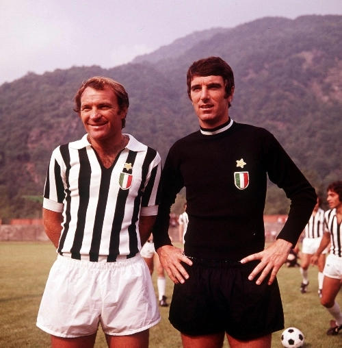 Mazzola e Dino Zoff com a camisa da Juventus, durante a temporada 1972/1973. Foto: Reprodução