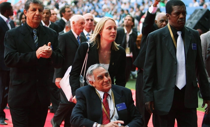 Félix, de cadeira de rodas, Piazza, à esquerda, e Marco Antônio, à direita, jogadores da seleção brasileira campeã do mundo em 1970, chegam para homenagem na abertura da Copa de 2006 na Alemanha, em 09 de junho de 2006. Foto: UOL
