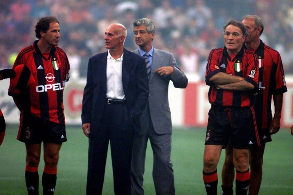 No Giuseppe Meazza, Franco Baresi, Arrigo Sacchi, Gianni Rivera (de terno), Altafini Mazzola e Pierino Prati, em um dos amistosos do centenário do Milan, em 1999. Foto: Reprodução