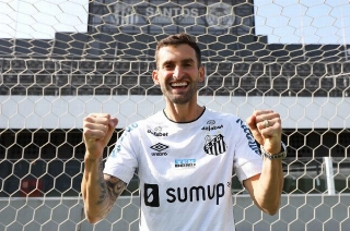 Centroavante de 28 anos assinou contrato até maio de 2023 com o Peixe. Foto: Divulgação