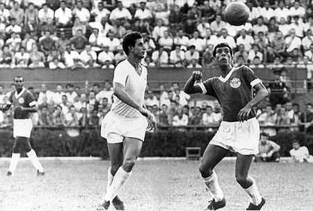A foto acima é do dia 2 de abril de 1967, no Pacaembu. O Palmeiras bateu o Cruzeiro por 3 a 2 pela primeira fase do Robertão daquele ano. Na imagem, o palmeirense Jair Bala disputa a bola com o cruzeirense Piazza (de branco). Ao fundo, o peruano Gallardo observa
