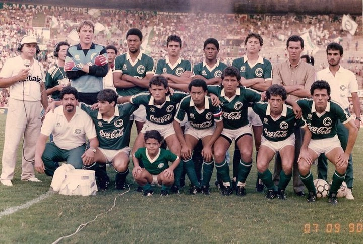 Bons jogadores já passaram pelo Goiás: agachados, da esquerda para a direita, o primeiro é Túlio Maravilha, oo quarto é Guga e o quinto Luvanor. Foto enviada por Gilvannewton Souza