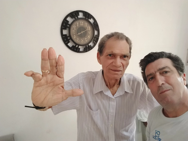 Em agosto de 2022, o ex-goleiro Manga recebeu Carlos Alberto Spina (ex-Matsubara) em sua casa, no Retiro dos Artistas (RJ). Em agosto de 2022, na Ilha do Governador (RJ), Brito e Carlos Alberto Spina (ex-Matsubara. Foto: arquivo pessoal de Carlos Alberto Spina