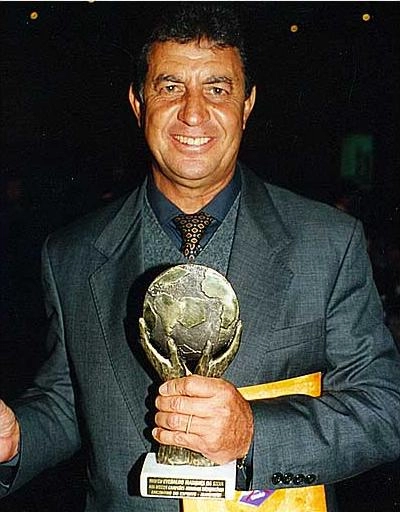 O ex-craque recebeu prêmio em Porto Alegre, em 2004