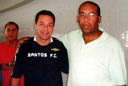 Luxa em 2007 quando era treinador do Santos ao lado do ex-jogador Bianqui. Foto tirada em festa de veteranos do time da Vila. Atrás dos dois, o ex-zagueiro alvinegro Oberdan
