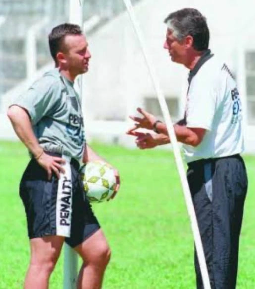 Neto conversa com Candinho, então treinador do Corinthians, durante treino no Parque São Jorge, em 1997. Foto: Instagram de Neto