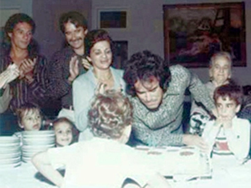 Lopes comemora 40 anos de vida com Dona Elza e a família, em 81. Repare Vanderlei Luxemburgo, à esquerda, novinho, aplaudindo o mestre