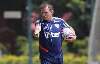 Cuca culpa iluminação do Morumbi por falha do São Paulo em gol do Palmeiras